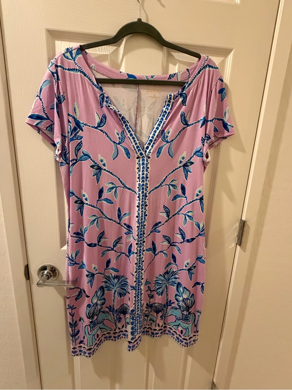 Lilly Pulitzer Lavender V-Neck Floral summer pull on dress.